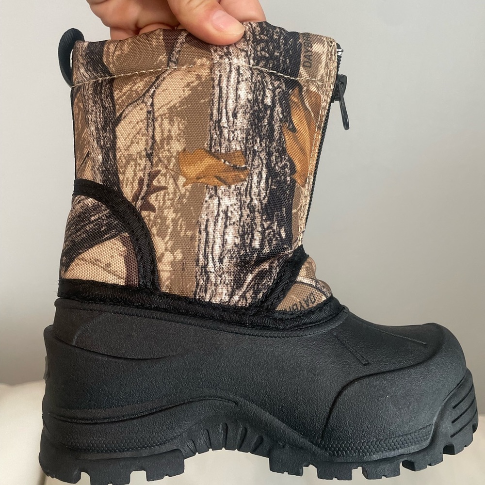 North side children snow boots size 8 brand new in box